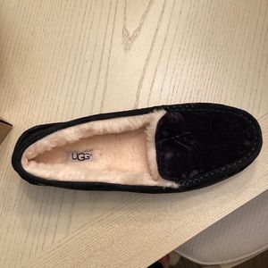 Brand new women’s UGG ansley crushed velvet slipper